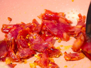 7、腊肠炒四季豆,炒两分钟左右