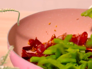 8、腊肠炒四季豆,放入煮熟的四季豆