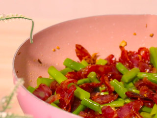 9、腊肠炒四季豆,翻炒均匀