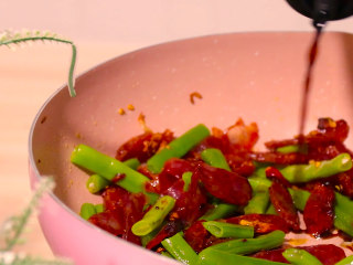 10、腊肠炒四季豆,加入适量的生抽翻炒均匀