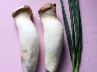 1、酱烧杏鲍菇,准备食材：2根杏鲍姑和2棵小葱。