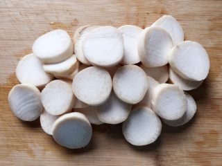 2、酱烧杏鲍菇,杏鲍菇洗净，切成厚薄均匀的片，不要切太薄。