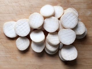 3、酱烧杏鲍菇,然后用刀轻轻的在杏鲍菇两面纵横划上几刀，要温柔点，不要切断了哦。