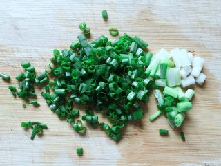 4、酱烧杏鲍菇,葱洗净，切成葱花备用。