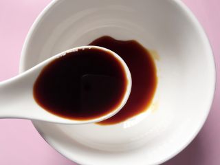 5、酱烧杏鲍菇,酱料调汁：取一小碗，加入一大勺生抽；