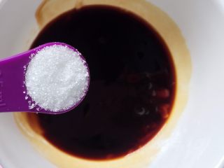8、酱烧杏鲍菇,加入一小勺白糖