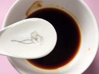 9、酱烧杏鲍菇,再加入三大勺清水，拌匀成酱汁备用。