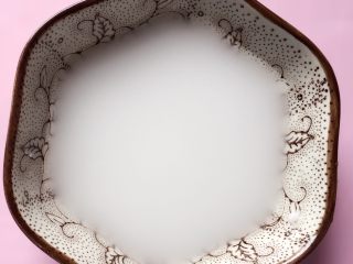 10、酱烧杏鲍菇,另取一小碗，放少许干淀粉和适量清水，拌匀成湿淀粉备用。