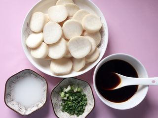 11、酱烧杏鲍菇,所有食材和调料都备好了，接下来煸炒。