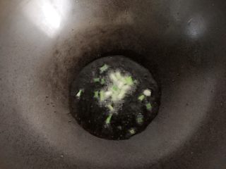 12、酱烧杏鲍菇,炒锅倒入适量油烧热，下入切好的葱白爆香。