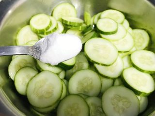 3、百变水果+清新爽口花青吊瓜,加入一汤匙盐。