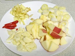 6、百变水果+清新爽口花青吊瓜,葱，姜，苹果切成小块，大蒜拍扁。