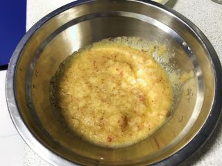 8、百变水果+清新爽口花青吊瓜,倒在容器里。