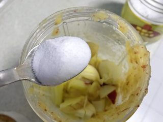 9、百变水果+清新爽口花青吊瓜,把剩余的材料都倒进去，加一小匙盐。