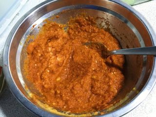 15、百变水果+清新爽口花青吊瓜,拌匀。