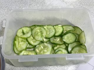 16、百变水果+清新爽口花青吊瓜,黄瓜撰干水分，码在保鲜盒里。