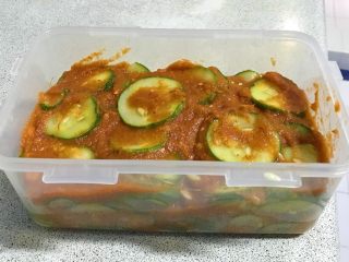 17、百变水果+清新爽口花青吊瓜,盖上一层搅好的酱料，冰箱里保存一夜就可以吃了。