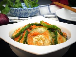 18、百变水果+清新爽口花青吊瓜,这种黄瓜虽然有种子，但是一点也不老，脆里带着嚼劲。酱料清新，加上苹果的果香味和苹果蓉绵绵的口感。