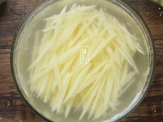4、酸爽下饭的茄汁土豆丝,土豆切丝后放入凉水浸泡五分钟后换一次水再浸泡一会儿，然后冲洗干净沥干水备用;