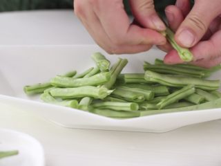 1、干煸豆角,豆角清冼干净，用手掰成段，撕本细丝。