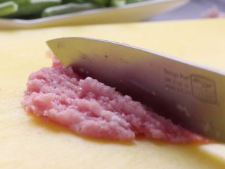 2、干煸豆角,猪肉剁成肉糜。