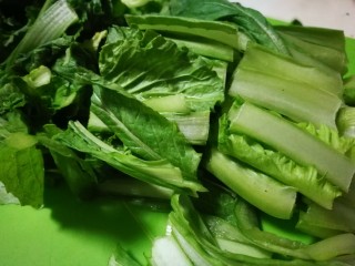 6、翡翠白玉虾姑汤,切成寸段