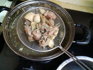 6、酸萝卜老鸭汤煲,把泡沫用小勺捞出来丢掉。