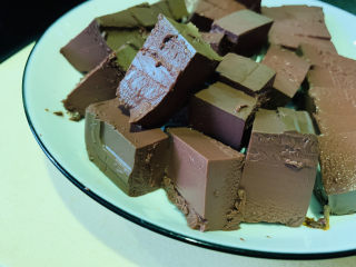 3、酸辣鸭血,切小块