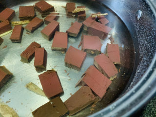 4、酸辣鸭血,锅加清水，加姜，加少许盐，加料酒，鸭血冷水下锅，煮开