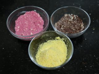 2、蜗牛马卡龙,把糖粉和杏仁粉平均分成三份加入