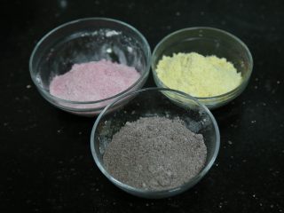 3、蜗牛马卡龙,过筛分类，把每一份都加入9克蛋白，盖好