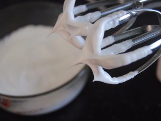 4、蜗牛马卡龙,29克蛋白加入13克细砂糖打发出硬性发泡备用