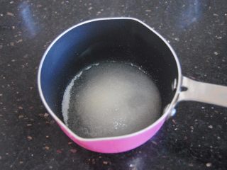 5、蜗牛马卡龙,65克细砂糖加入19克清水