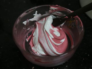 9、蜗牛马卡龙,每一份的蛋白霜分三次加入，每一次都拌匀