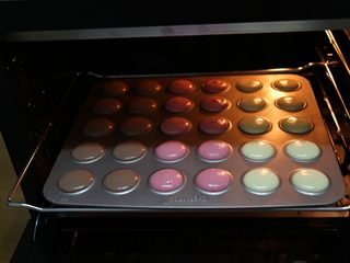 11、蜗牛马卡龙,挤上模具后，放入烤箱40——50度热风循环晾干表皮，不粘手为止
