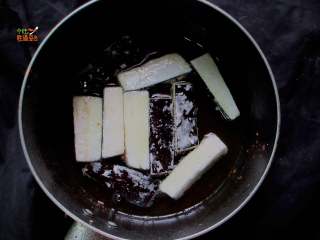 3、馋嘴蒜香茄条,锅里放适量油，烧到8分热时放入茄子