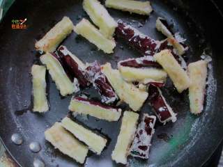 4、馋嘴蒜香茄条,大火炸至茄子软烂，捞起沥干油