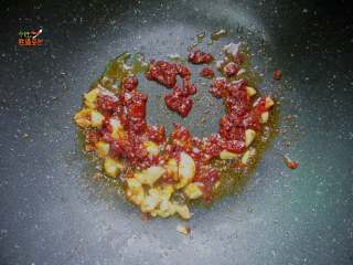 6、馋嘴蒜香茄条,放入2少豆瓣酱炒香，炒出红油