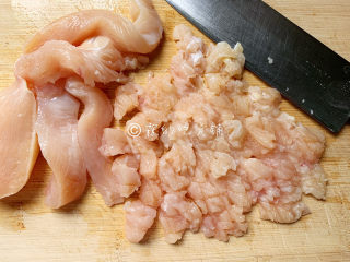 1、冬至美食 鸡肉洋葱圈,鸡胸肉剁碎。