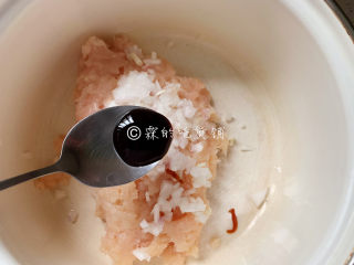 3、冬至美食 鸡肉洋葱圈,随后加入蚝油。