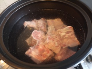 2、脊骨玉米汤,洗干净脊骨，放入汤锅中加入冷水。