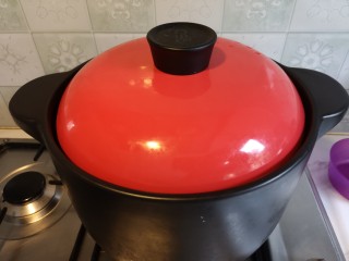 6、脊骨玉米汤,盖上锅盖儿。煲一个小时。