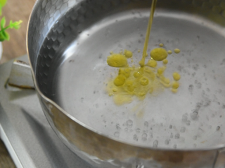 9、生菜就要这样做，美味下饭又不失营养,沸水中倒入3g橄榄油