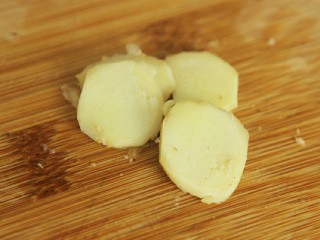 5、清热祛湿的沙葛猪骨汤,切好两片姜片待用。