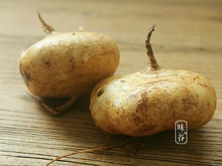 6、清热祛湿的沙葛猪骨汤,沙葛有许多别名，例如叫凉薯，叫豆薯，它有清热祛火、养阴生津之功。