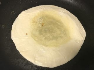 1、里脊蛋手抓饼,手抓饼无需解冻不用加油，直接放在平底锅内，中火烙制。