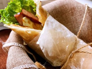 6、里脊蛋手抓饼,卷好。