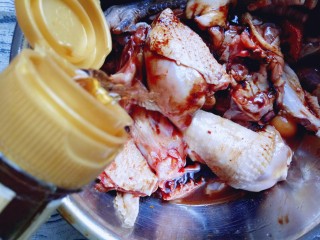 8、家常红烧鸡块,加入料酒，戴上一次性手套，抓拌均匀，使鸡块均匀吸收酱料。