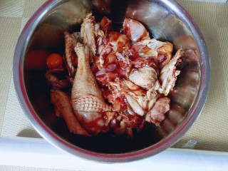 9、家常红烧鸡块,抓拌均匀的鸡块，盖上盖子或者保鲜膜，放入冰箱腌制45分钟。