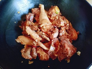 12、家常红烧鸡块,加入鸡块，大火煸炒。